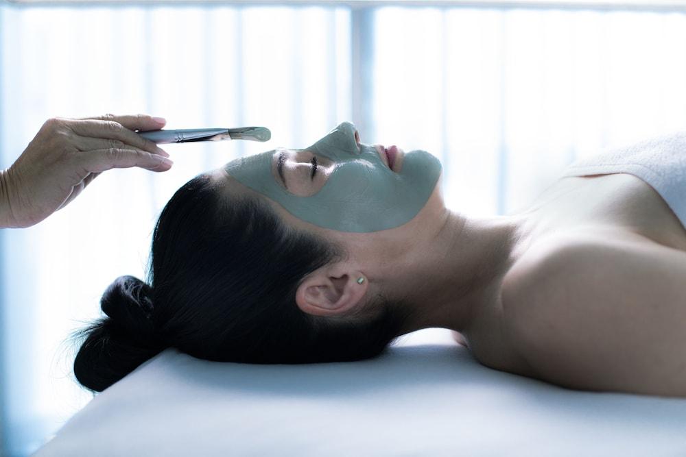Otl Gouverneur Chicoutimi Kültér fotó A woman with a facial mask