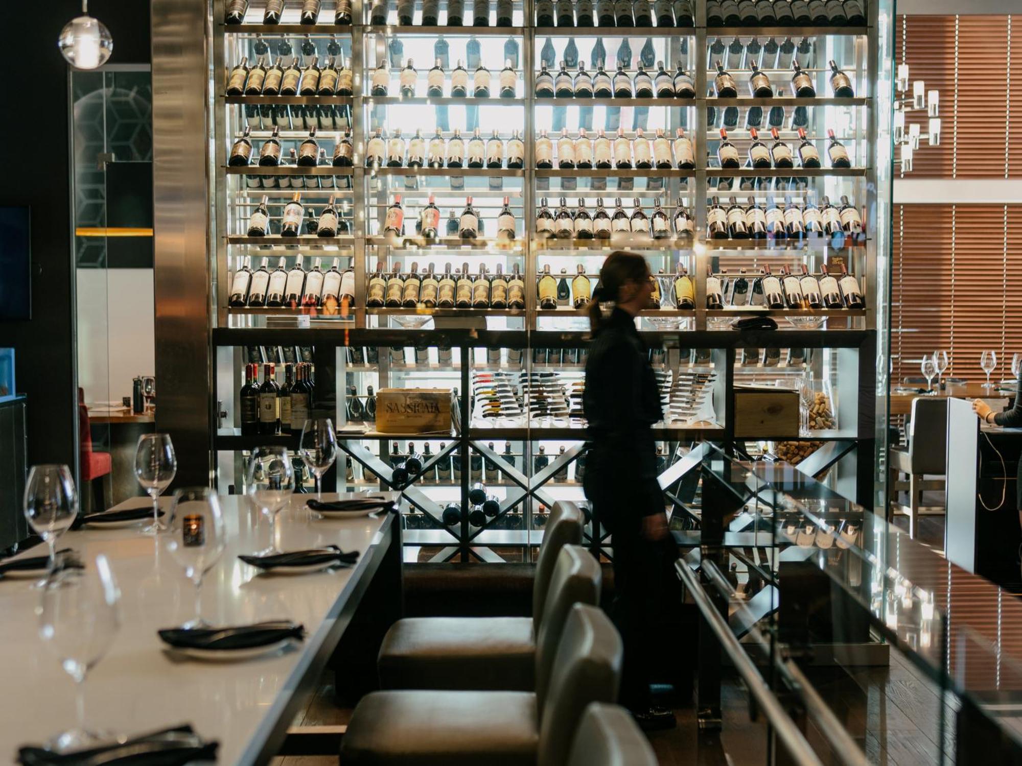 Otl Gouverneur Chicoutimi Kültér fotó Wine bar in Tokyo