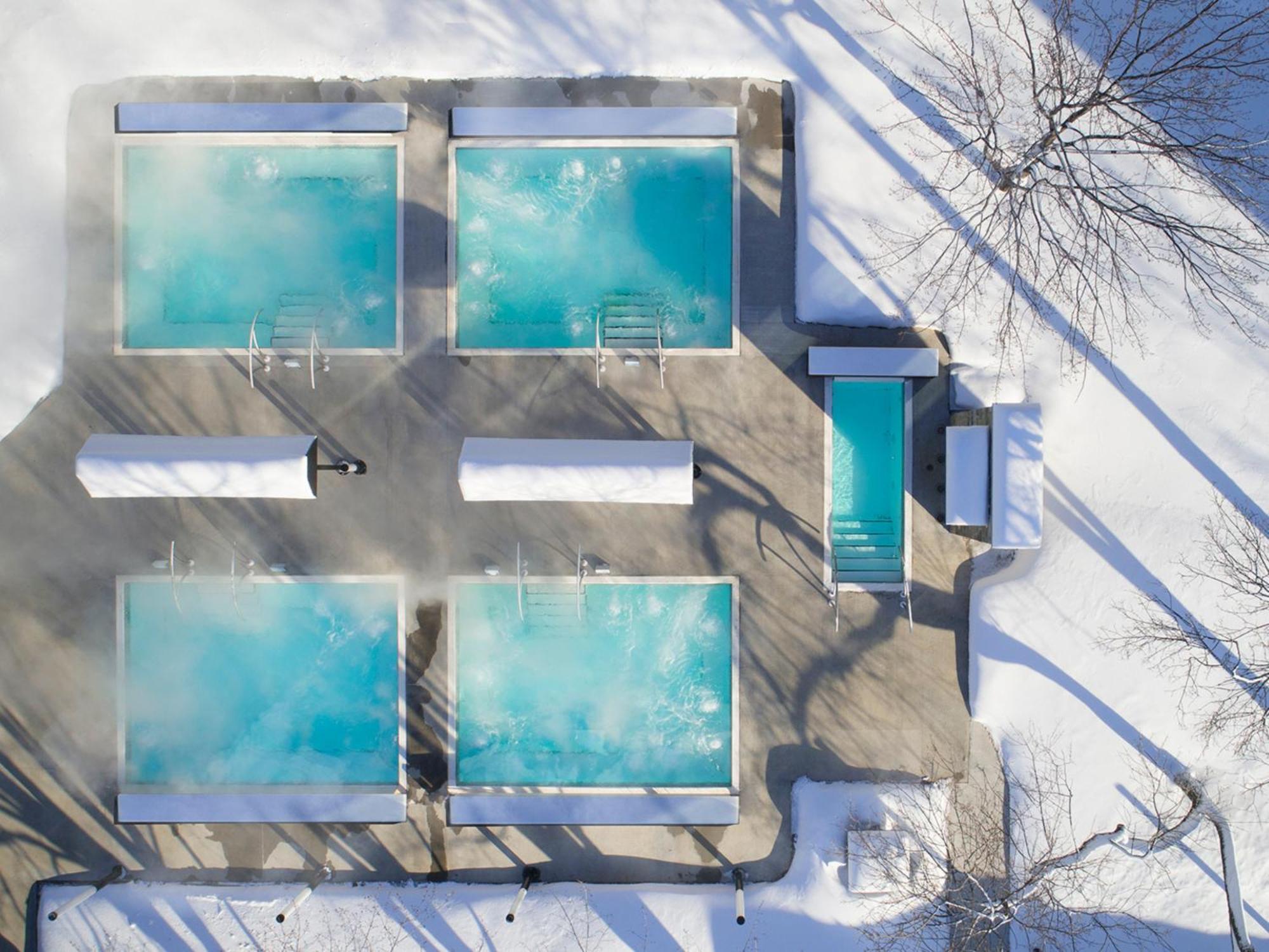 Otl Gouverneur Chicoutimi Kültér fotó Aerial view of the pools