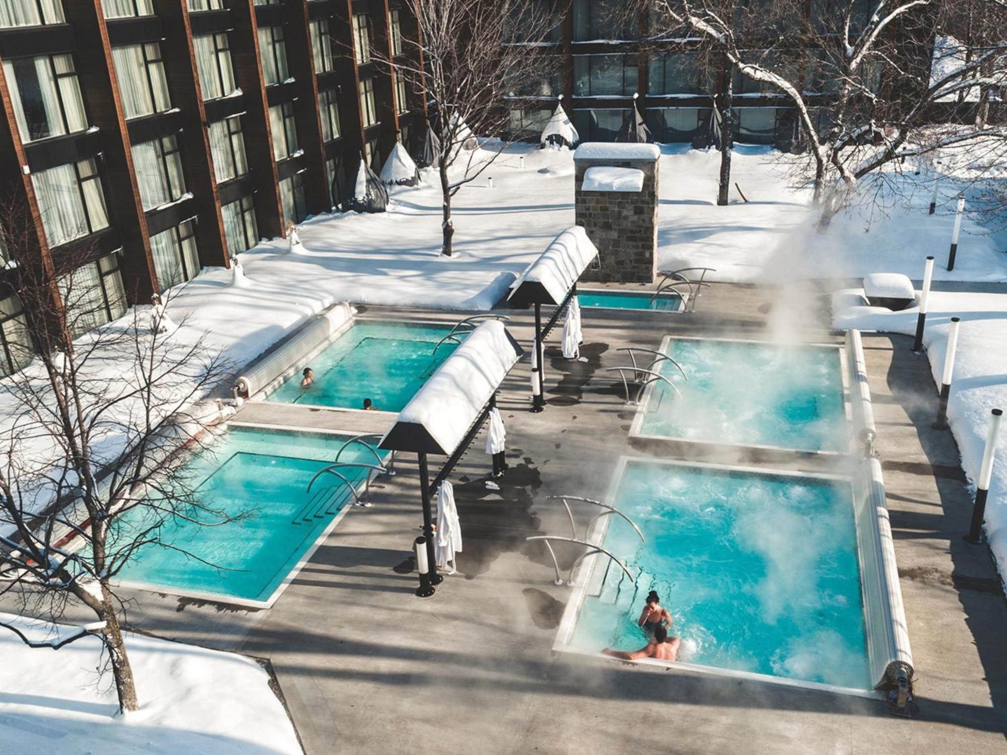 Otl Gouverneur Chicoutimi Kültér fotó Outdoor hot springs at the Hotel Okura, Hakkōda, Sendai, Japan