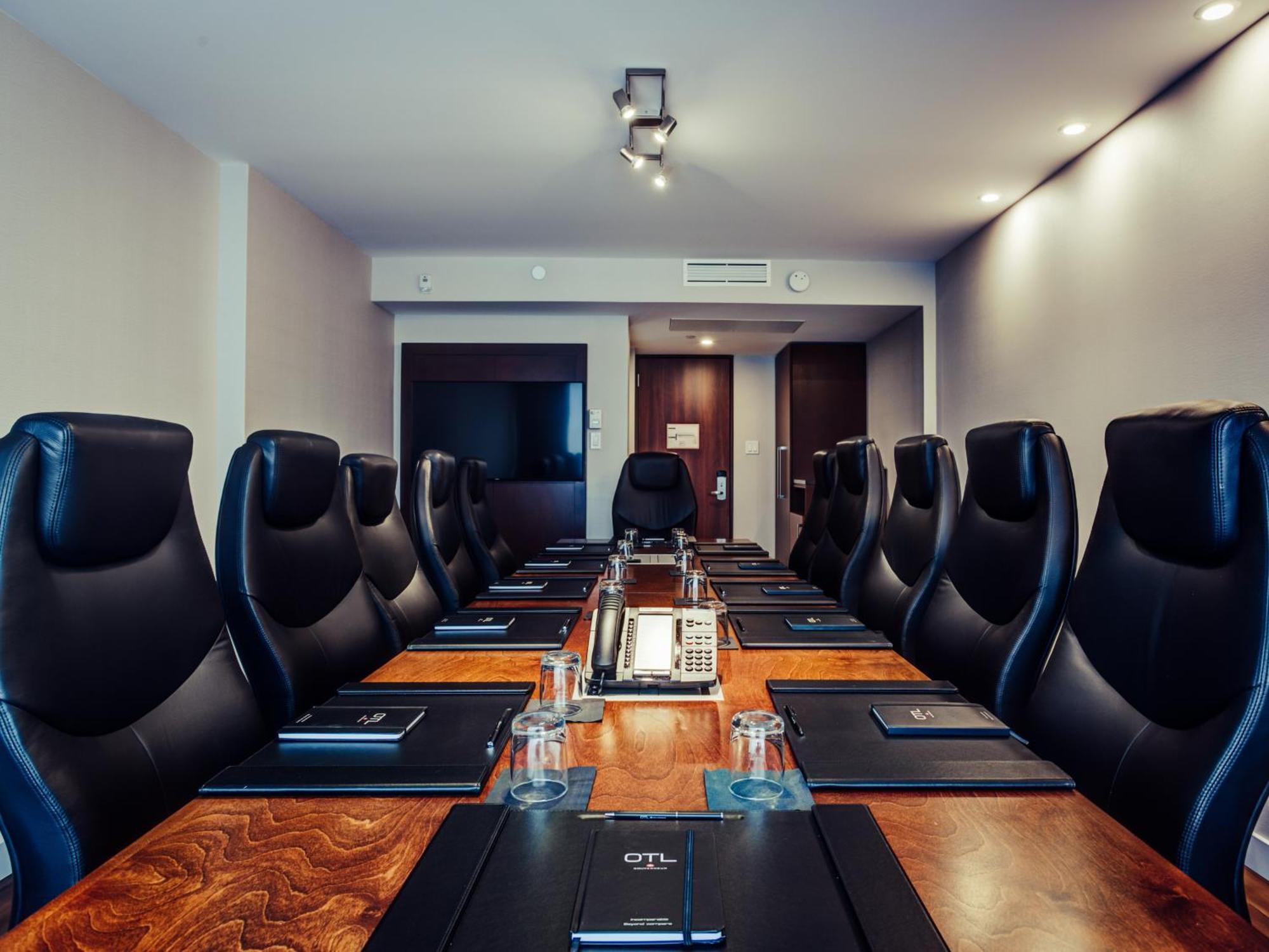 Otl Gouverneur Chicoutimi Kültér fotó Boardroom at the OTL