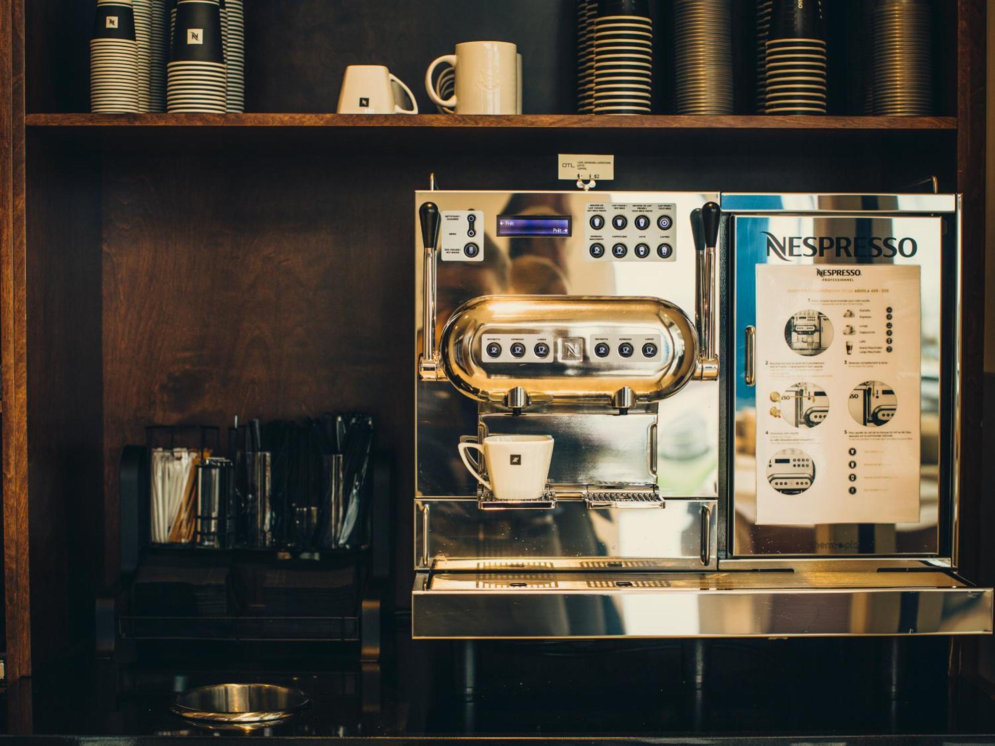 Otl Gouverneur Chicoutimi Kültér fotó A Nespresso machine