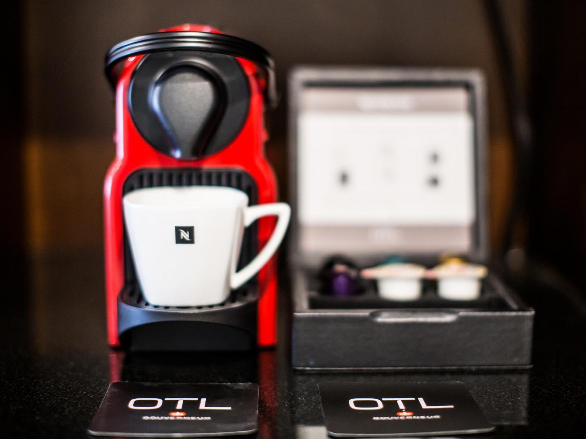 Otl Gouverneur Chicoutimi Kültér fotó A Nespresso Inissia coffee machine