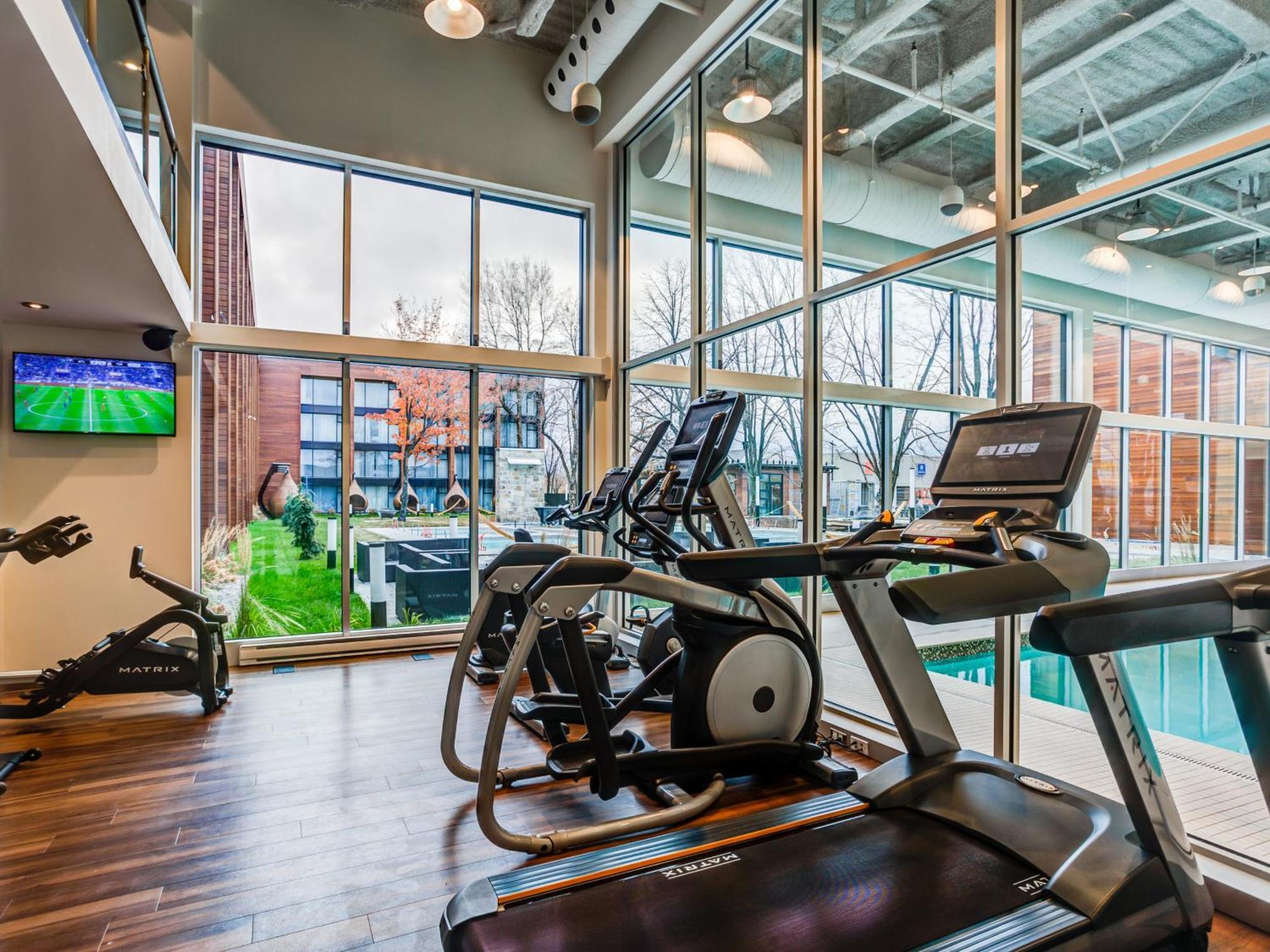 Otl Gouverneur Chicoutimi Kültér fotó The Fitness Center at the River Campus