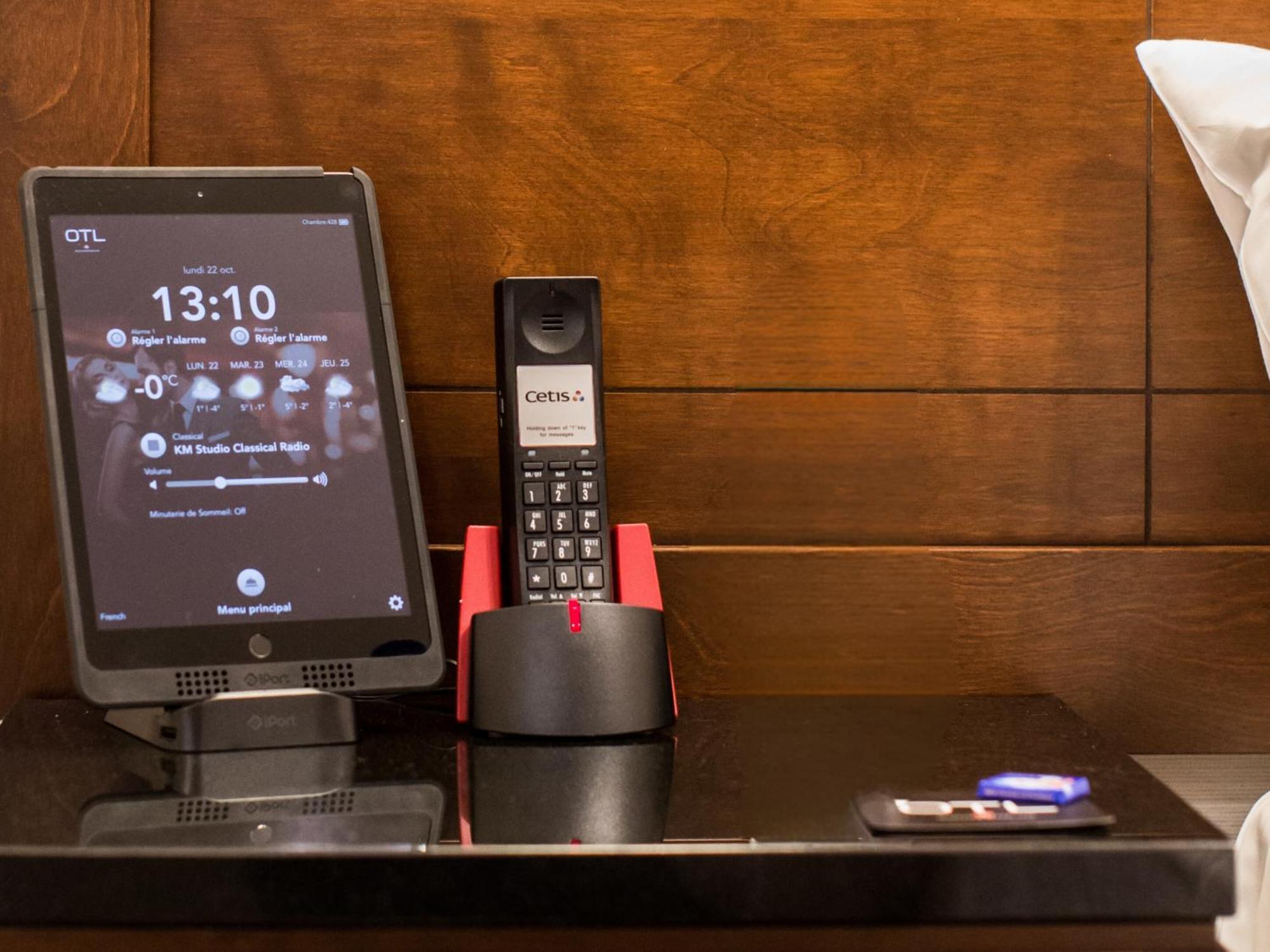 Otl Gouverneur Chicoutimi Kültér fotó A phone and a tablet in a hotel room