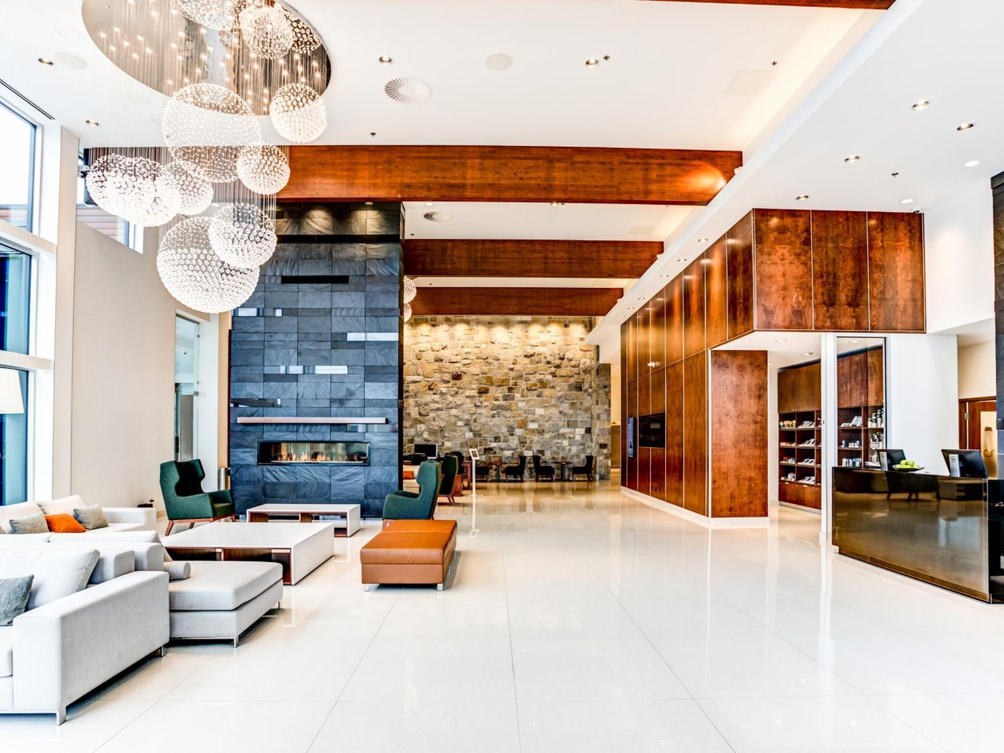 Otl Gouverneur Chicoutimi Kültér fotó The lobby of the Ritz-Carlton, Downtown, Los Angeles