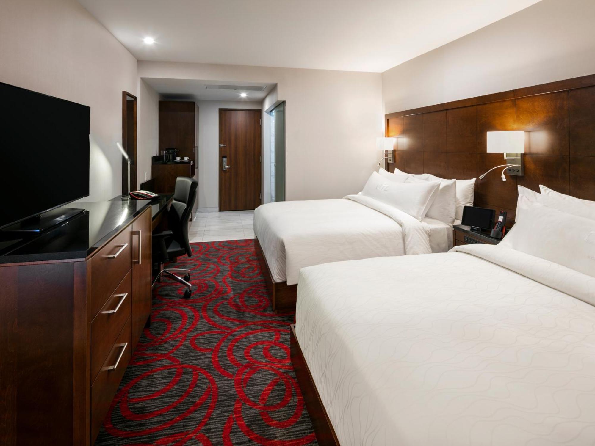 Otl Gouverneur Chicoutimi Kültér fotó A guest room at the Hilton Garden Inn in San Francisco
