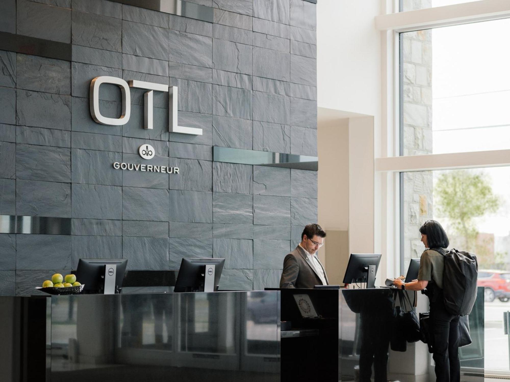 Otl Gouverneur Chicoutimi Kültér fotó OTL's reception area