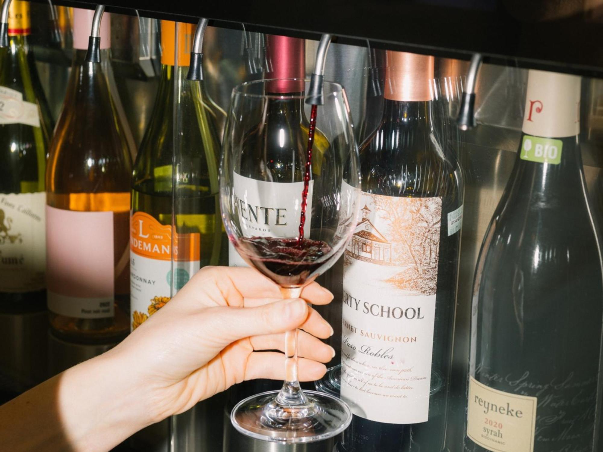 Otl Gouverneur Chicoutimi Kültér fotó Wine tasting
