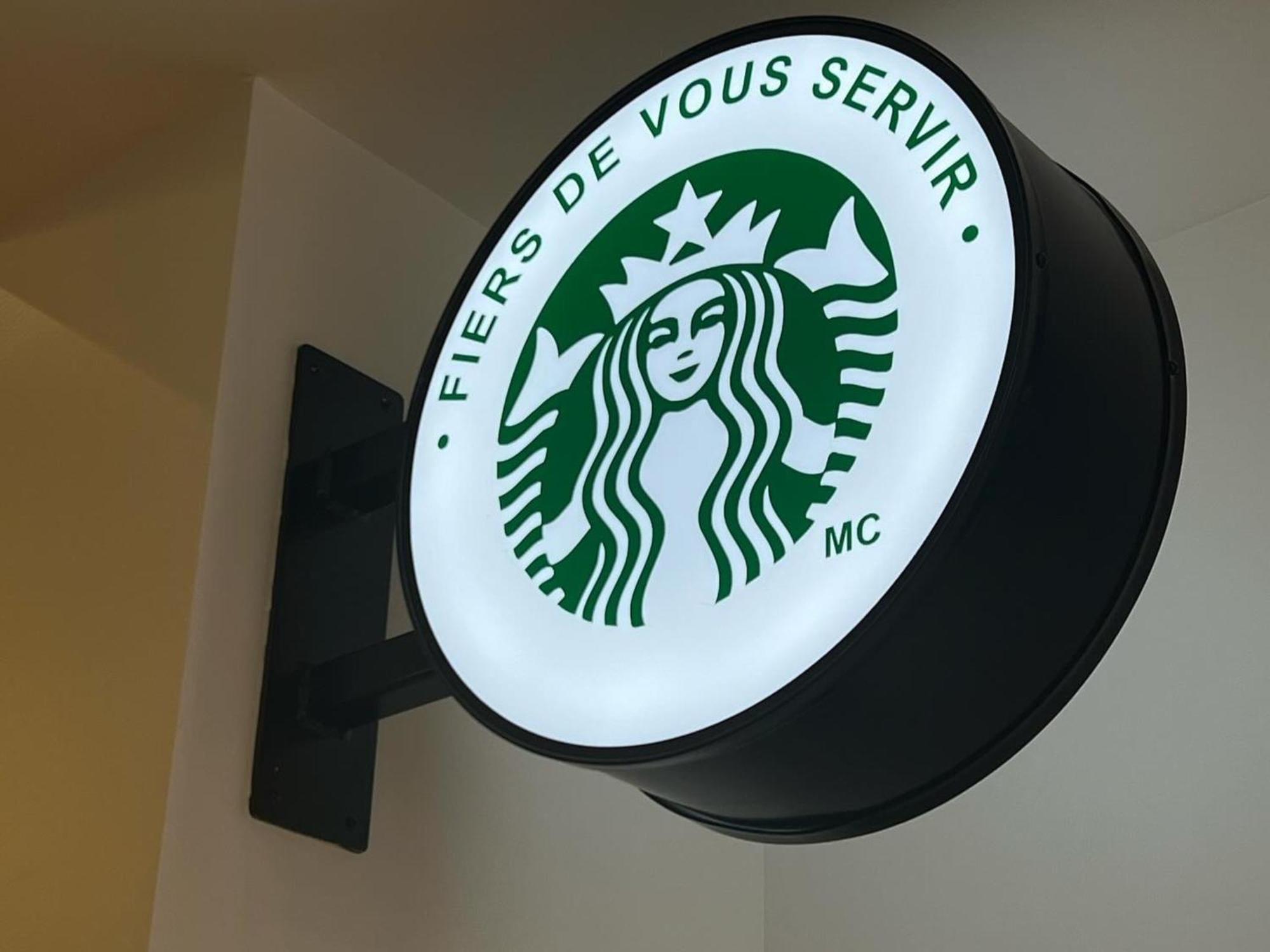 Otl Gouverneur Chicoutimi Kültér fotó Starbucks in Paris