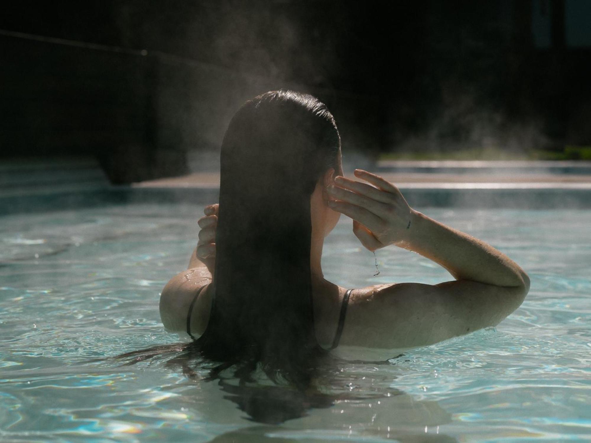 Otl Gouverneur Chicoutimi Kültér fotó A woman bathing in a hot spring
